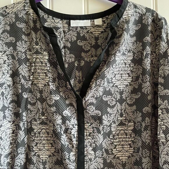 2/$16 New York & Company Gray Print V Neck Blouse; SZ S; Good Condition - Picture 5 of 6